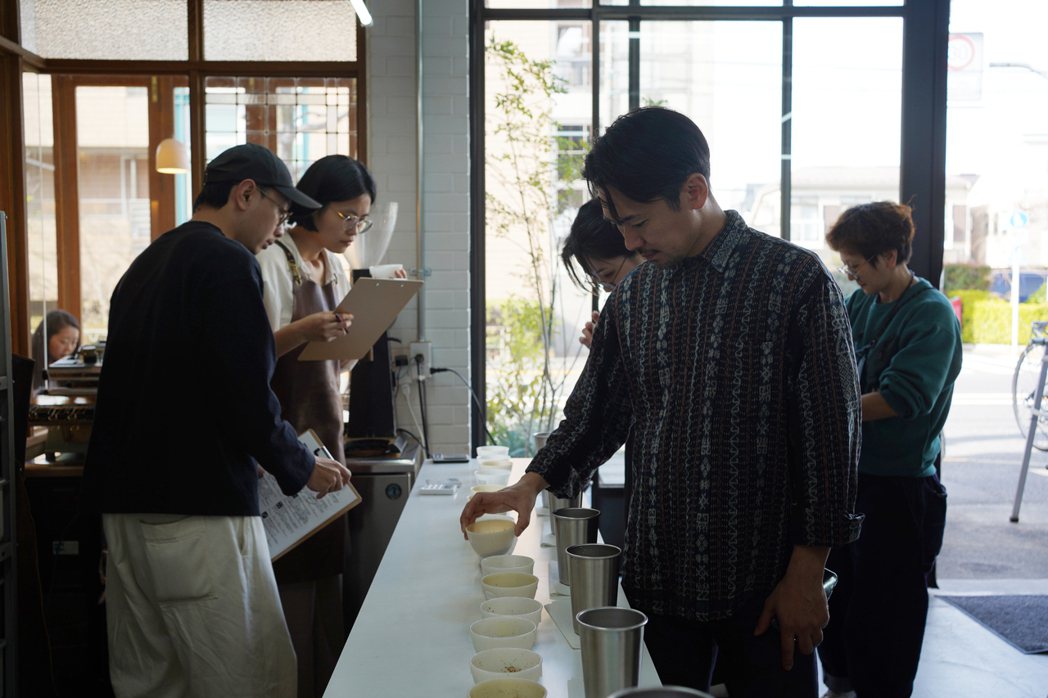 台灣咖啡師團隊前往ONIBUS COFFEE東京八雲店受訓。 圖／ONIBUS ...
