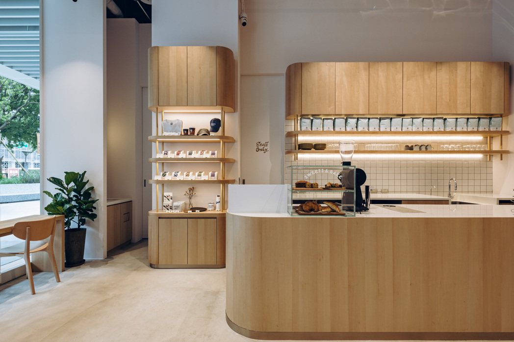 ONIBUS COFFEE台北一號店挑高6米空間引入自然光與窗外綠意。 圖／ON...