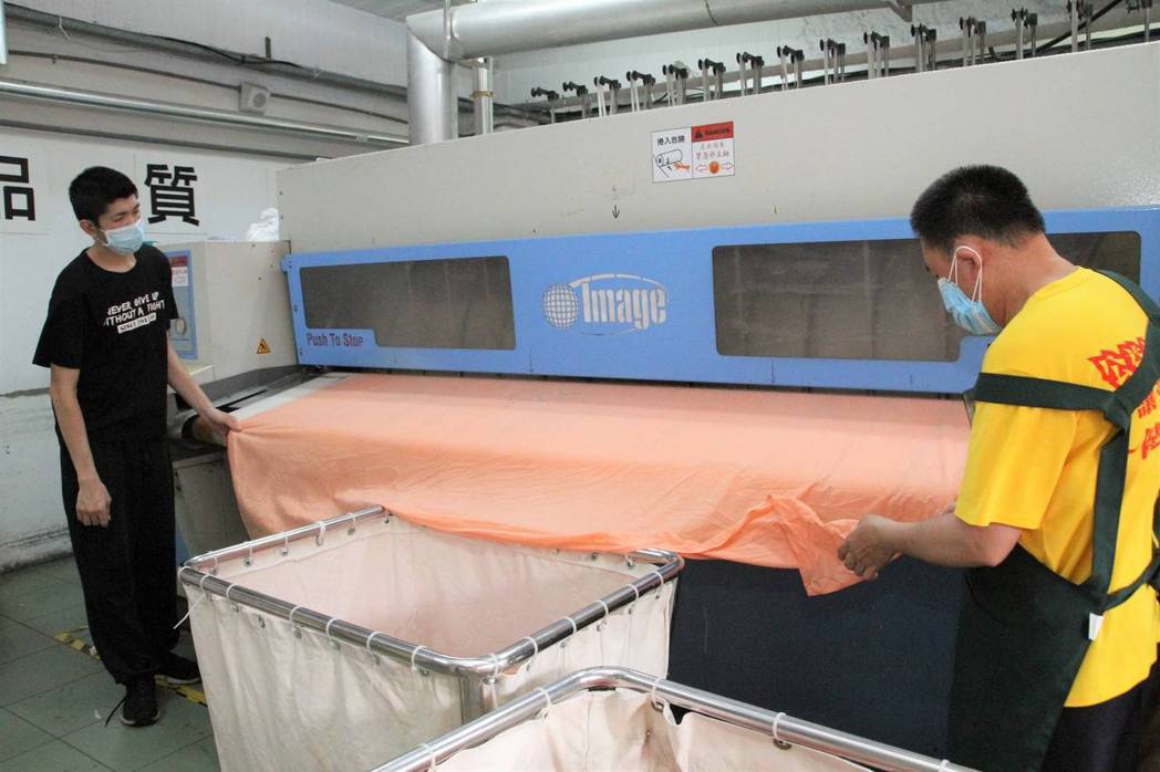在確保庇護員工工作機會的前提下，勝利洗衣工場持續導入自動化機器，提升產能與品質，...