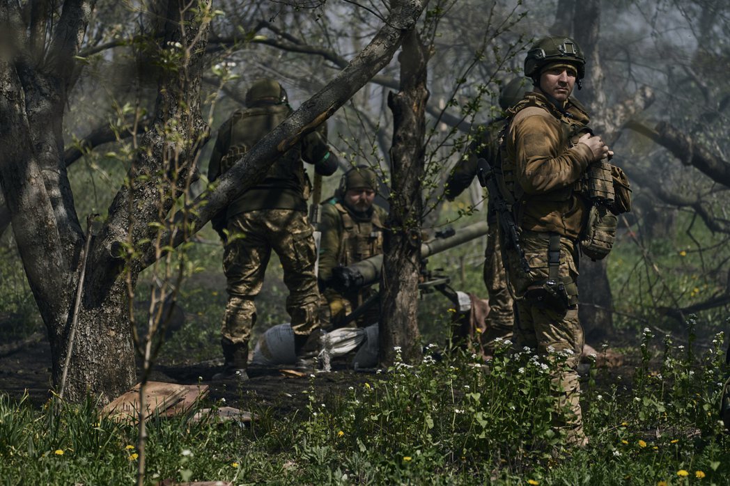 2023年4月26日，烏克蘭士兵在頓涅茨克地區的巴赫穆特戒備。 圖／美聯社