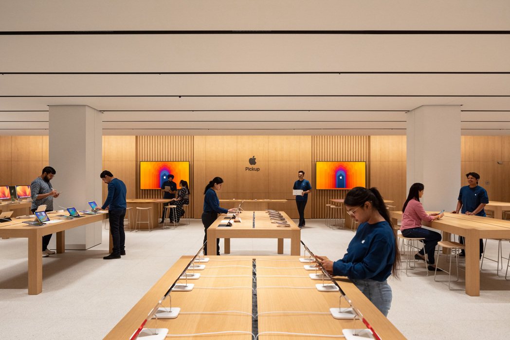 Apple Saket零售店的展示桌和木質特色牆設計採用當地材料，並設置Pick...