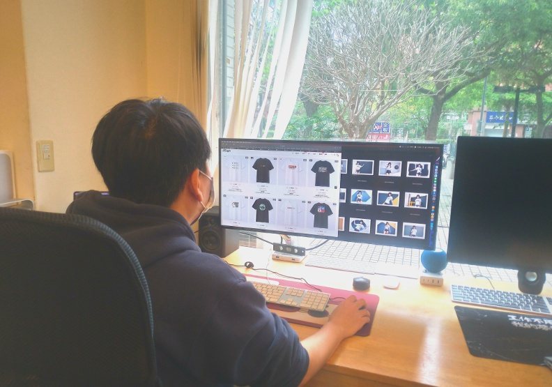 圖／Makoto 展示單純的商品圖（左）與 AI 模特兒宣傳圖（右）。曾子軒攝