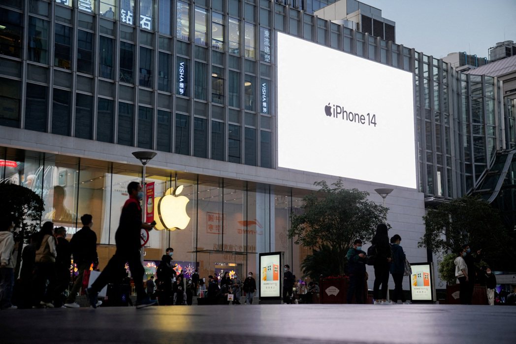 蘋果在上海直營門市。蘋果第1季在大陸整體iPhone出貨量下降到1,330萬支，...