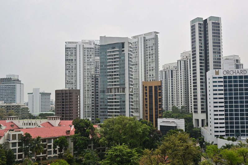 新加坡宣布調高房地產稅，著重於使購買第二戶住房者和外國買家付出更高的成本。路透
