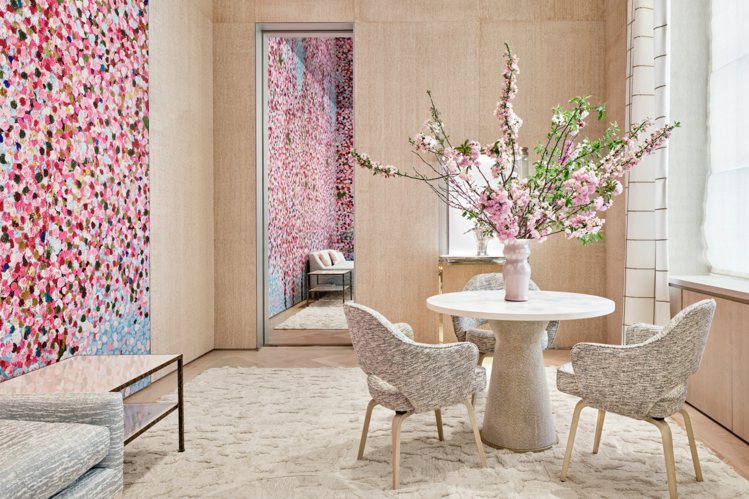 三樓一隅裝飾最貴在世藝術家之一Damien Hirst創作的櫻花主題大尺幅油畫系...