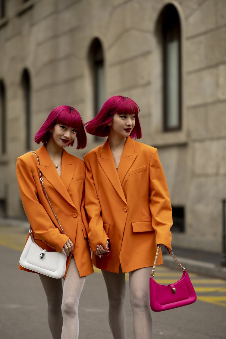 日本時尚模特兒雙胞胎姐妹Ami& Aya演繹寶格麗2023秋冬Serpenti Baia桃紅碧璽色與閃耀鑽石白色小牛皮肩背包。圖／寶格麗提供