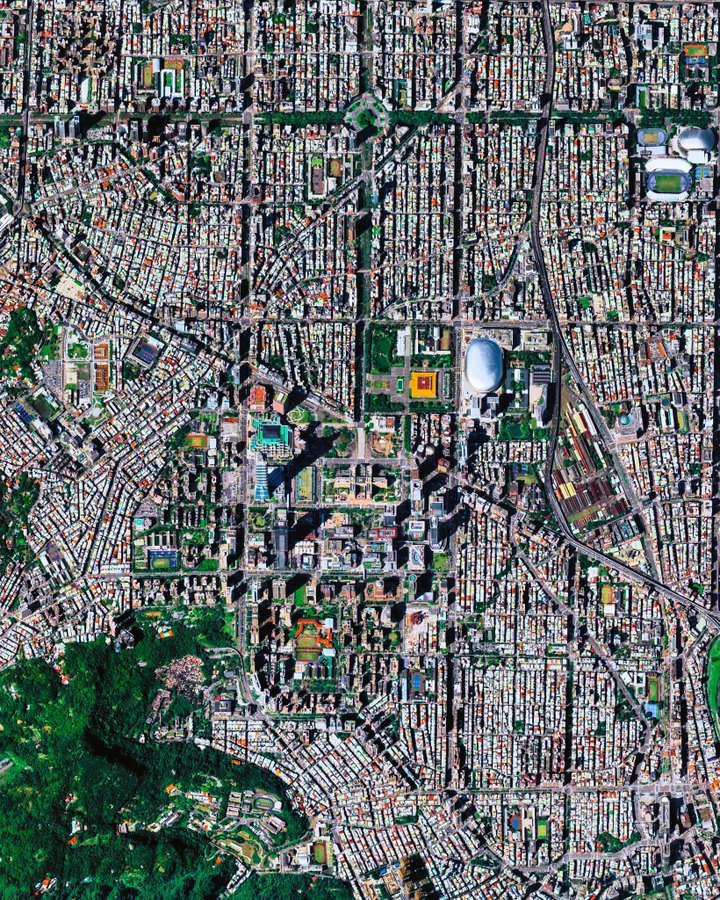 台北市信義區的衛星圖像，圖片上方是西邊。圖擷自dailyoverview IG