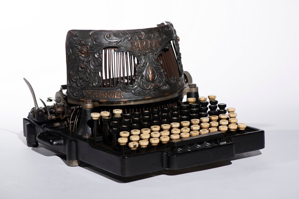 奇美博物館產業類典藏〈哥倫比亞鎖臂式4號打字機〉，美國，1894年。圖｜奇美博物...
