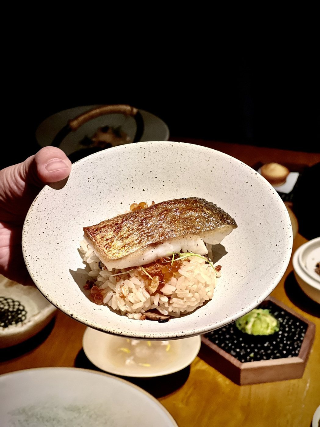 〈炊飯/午魚/櫻花蝦〉是以越光米搭配掛霜手法的櫻花蝦，上方使用午魚，煎過後再碳烤...