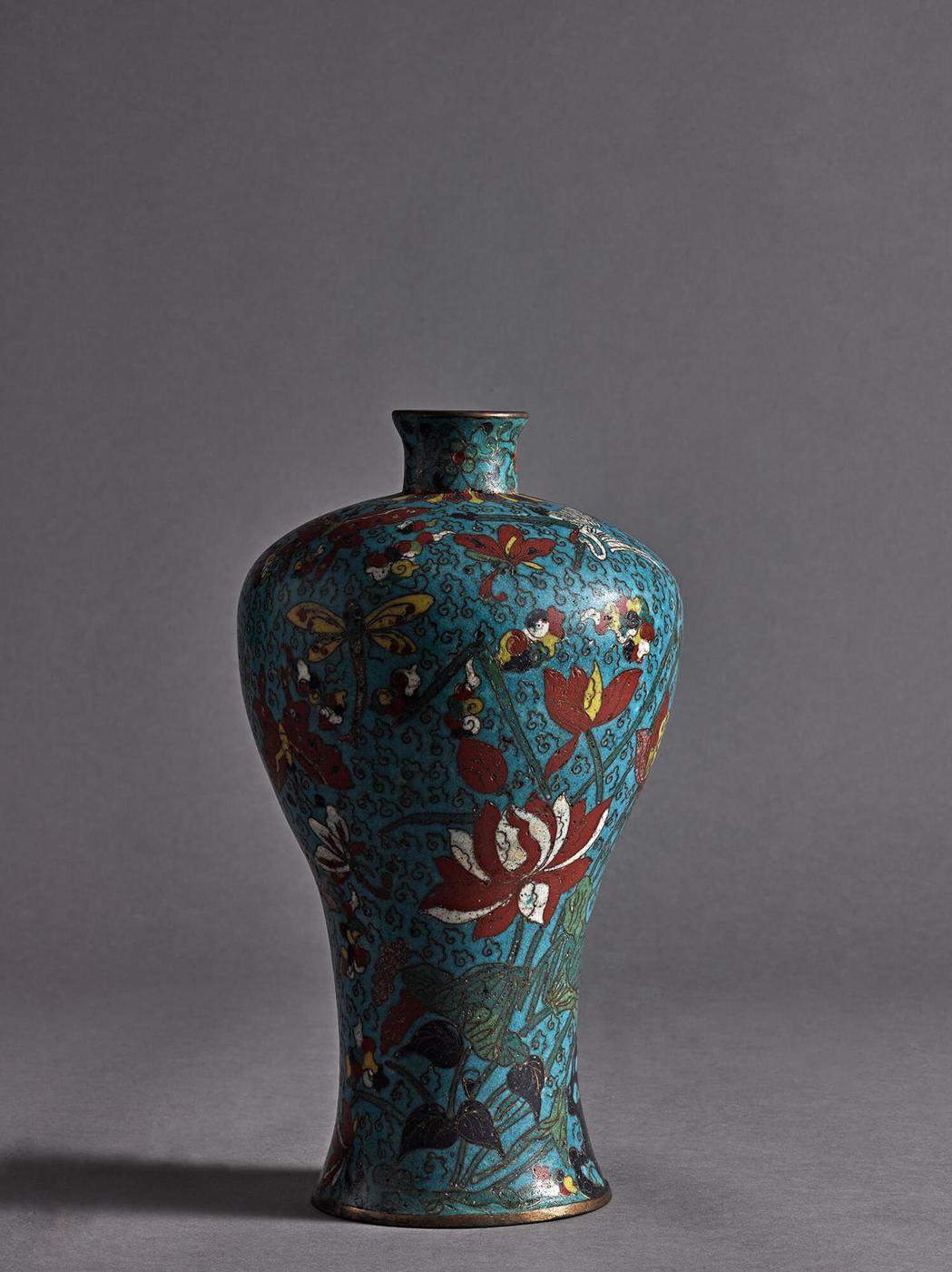 B2-2、3居意古美術_明 掐絲琺瑯蓮鶴紋梅瓶。圖／台北文華藝術博覽會提供