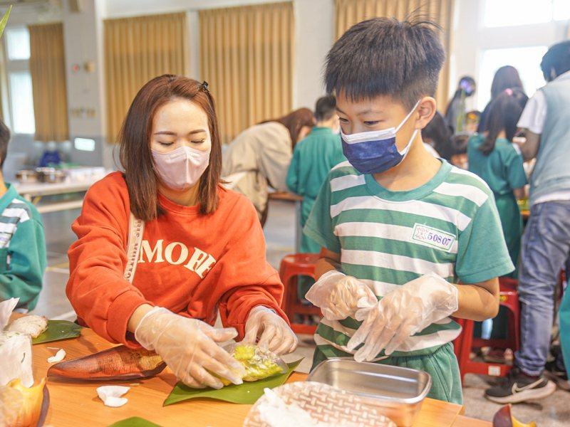 淡水國小讓學生親自手作香草越南料理，做出屬於自己的午餐。 圖／紅樹林有線電視提供