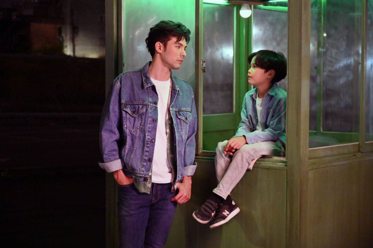 鳳小岳（左）新歌MV讓帥兒入鏡。圖／環球音樂提供