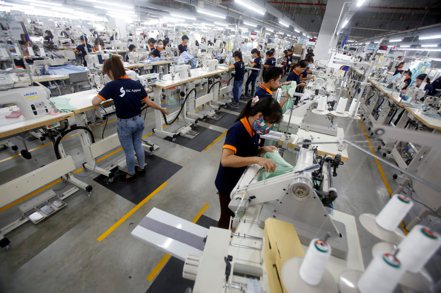 越南服裝與鞋類製造業，辛苦因應美國新疆棉禁令。  路透