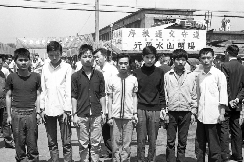1967年4月29日，台北市警察局第五分局上午將7名在中央市場勒索的流氓，押赴現場臨檢。圖／聯合報系資料照片