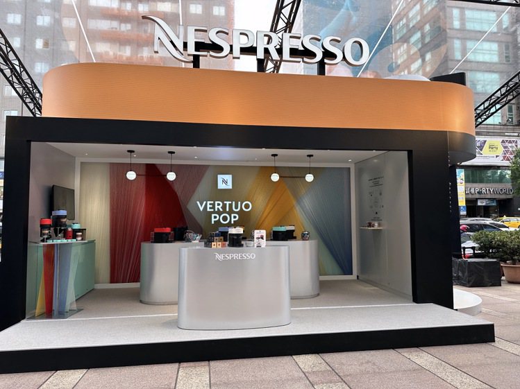 Nespresso打造期間限定全台首座千倍放大版VERTUO POP玩色咖啡快閃店，展開為期15天的台北巡迴。記者黃筱晴／攝影