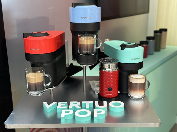 Nespresso邀請消費者現場體驗VERTUO POP全系列6色咖啡機，品味擁有2.5公分厚Crema的臻選厚萃咖啡。記者黃筱晴／攝影