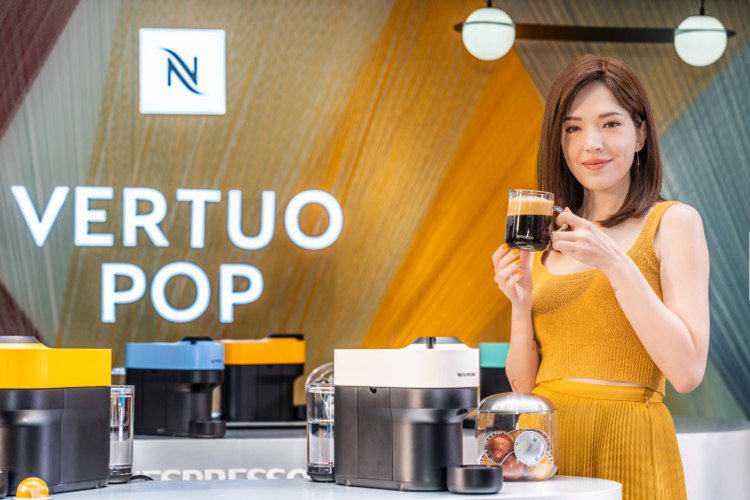 Nespresso VERTUO POP玩色咖啡快閃店開幕首日邀請到Nespresso永續大使許瑋甯擔任嘉賓，邀請民眾一起開箱初夏最繽紛的玩色咖啡快閃店。圖／Nespresso提供