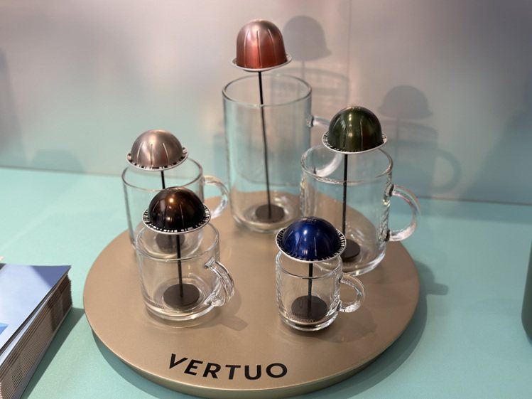 VERTUO系列咖啡膠囊擁有超過30款風味選擇，搭載獨家條碼辨識技術，不用另外設定水量，一鍵輕觸自動萃取完成。記者黃筱晴／攝影