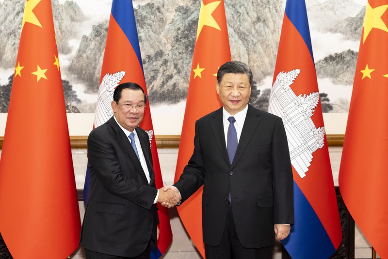 中國影響力尤其在中南半島的寮國、柬埔寨與緬甸最強，圖為柬埔寨總理洪森2月10日與大陸國家主席習近平（右）在北京會面。歐新社