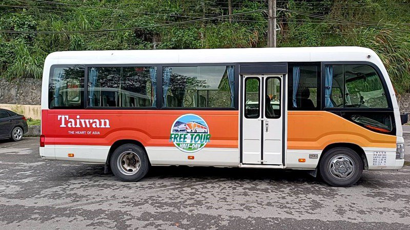 「過境旅客入境台灣觀光半日遊程」提供專人專車導覽。圖／觀光局提供