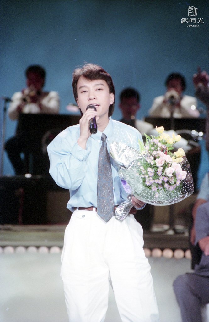 歌手邰正宵演唱《九佰九拾九朵玫瑰》走紅，拿下玫瑰王子封號。圖/聯合報系資料照（1990/08/07 王宏光攝影）