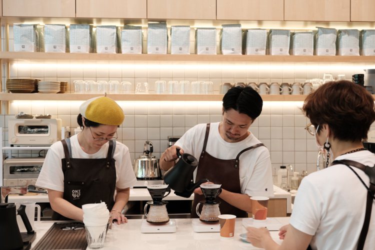 ONIBUS COFFEE台灣首店開幕，創辦人坂尾篤史帶著日本團隊前來，並親自為台灣消費者服務。記者江佩君／攝影