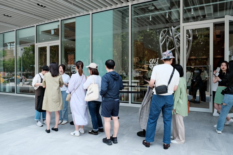 ONIBUS COFFEE台灣首店試營運首日，吸引消費者一早8點就前往排隊。記者江佩君／攝影