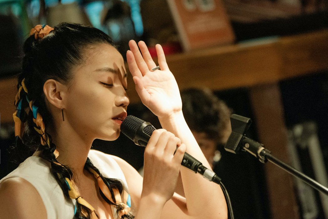 洪佩瑜日前在台北女巫店开唱。图／何乐音乐提供