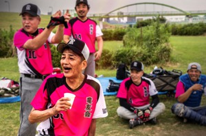 表面上看，竜友會是日本壘球界最令人聞風喪膽的球隊。這倒不是他們打球多厲害，而是隊員多半有黑道背景，蹲苦窯的時間加起來將近一世紀。72歲的龍崎裕二（前）為球隊靈魂人物。圖／紐約時報