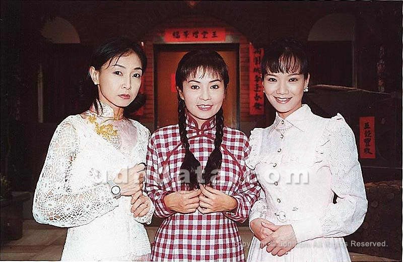 曾亞君（左起）、梅嫦芬、李蕙瑛在「媽媽再愛我一次」裡合作。圖／聯合報系資料照　（2000-09-01　郭肇舫攝影）