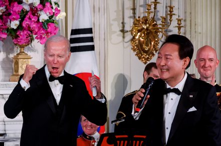美國總統拜登（左）與南韓總統尹錫悅（右）日前發表「華盛頓宣言」，圖為尹錫悅在美國白宮獻唱經典老歌「美國派」，拜登為其歡呼。路透