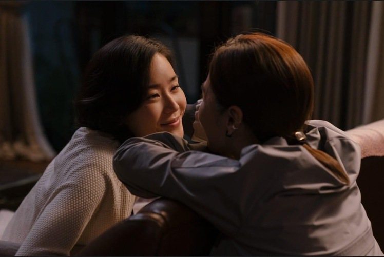 鍾瑶(左)與謝盈萱在「人選之人-造浪者」中演出一對戀人，被讚CP感超強。圖／Netflix提供