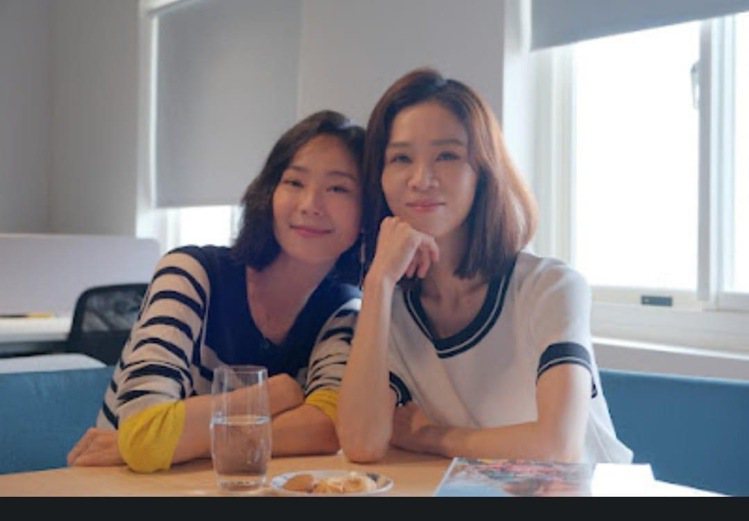 鍾瑶(左)客串「人選之人-造浪者」，與謝盈萱演出一對戀人。圖／Netflix提供
