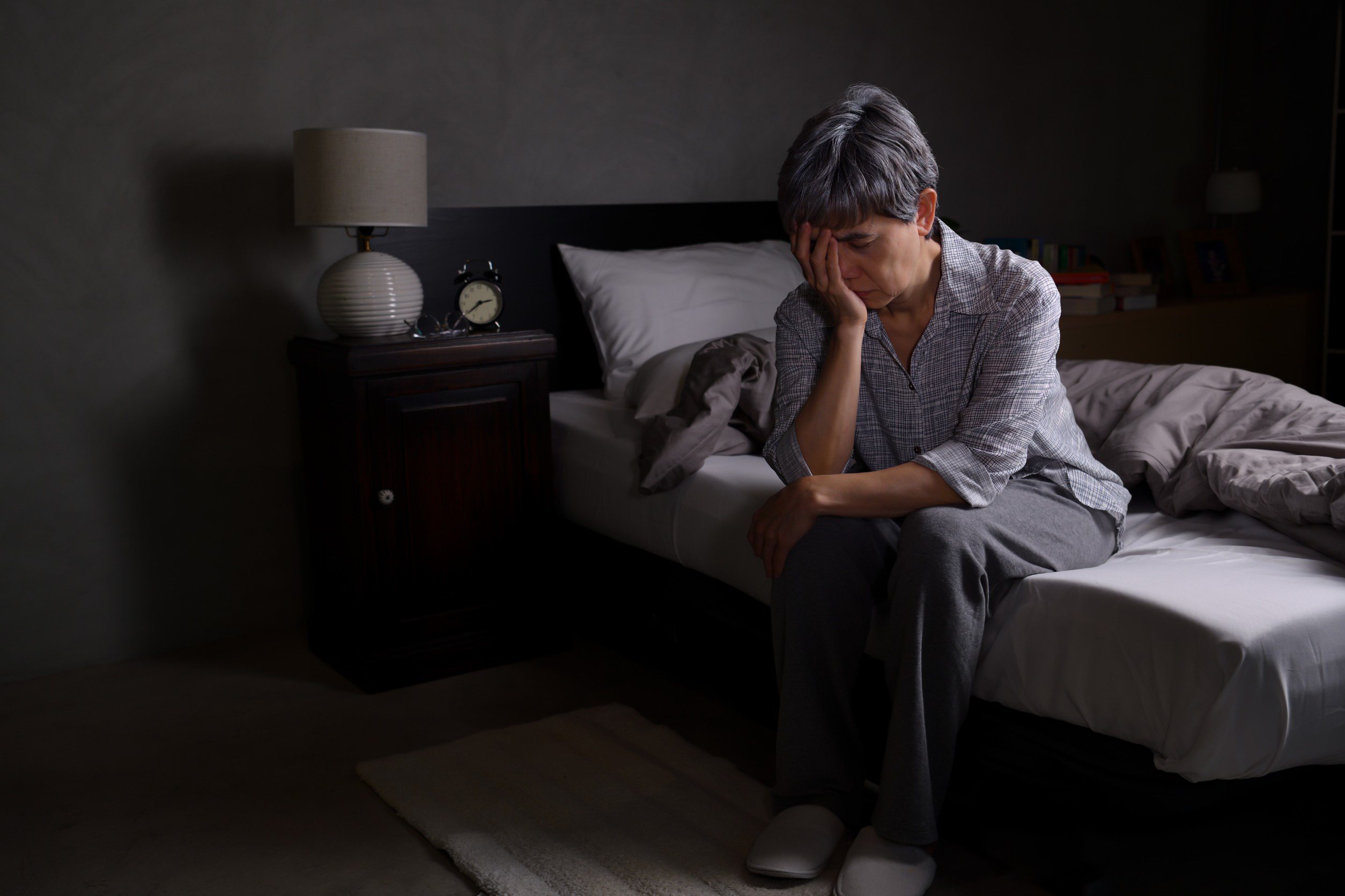 憂鬱症最常見失眠及食欲不振症狀，伴隨悲觀、失落、不安、妄想，老年憂鬱則常抱怨身體不適。圖／123RF