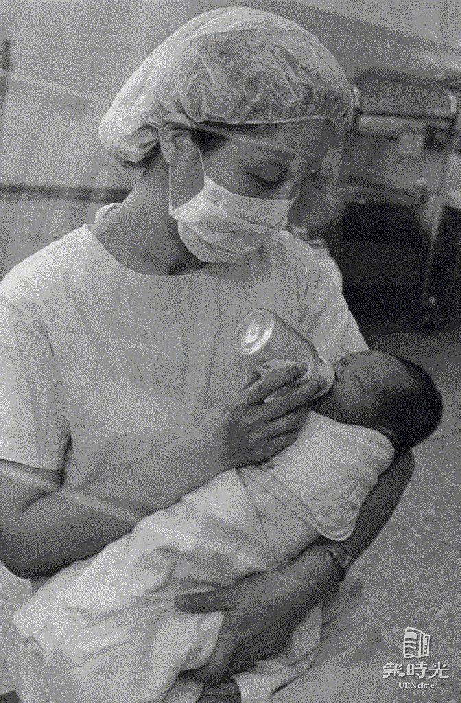 台灣第一個試管嬰兒張小弟生下後，就敦在榮總婦產部嬰兒室的保溫箱裡，由護士輸流細心看護。嬰兒室的護理長高侃慧，昨從保溫箱中把張小弟抱出，抱著他餵奶，張小弟在護士阿姨的懷裡，乖巧的吮著奶嘴，吃得津津有味。 圖/聯合報系資料照（1985/04/18 沈長祿攝影）