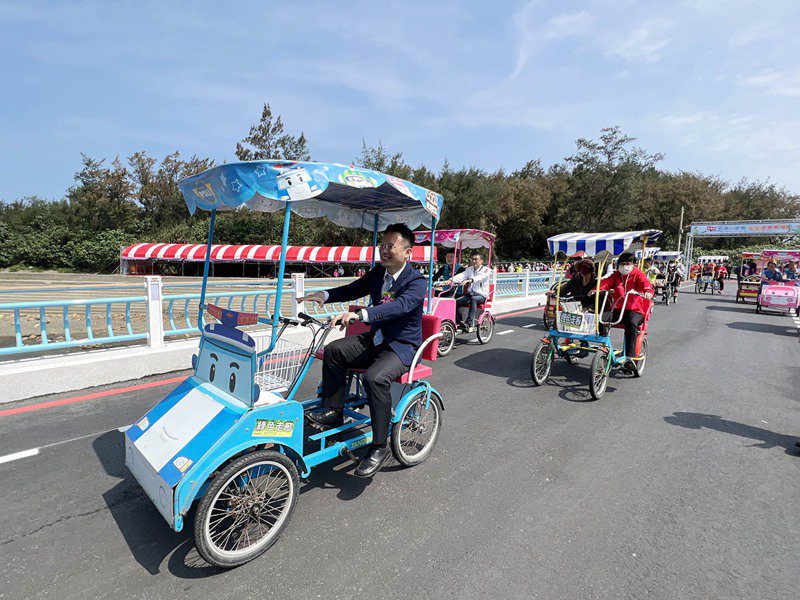 桃园副市长苏俊宾（左一）骑乘协力车上桥、主持新屋区新滨一号桥完工通车。记者曾增勋／摄影