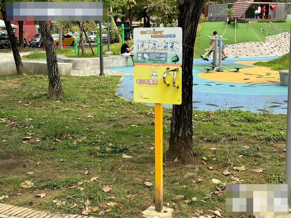 嘉義市議員郭定緯指出公園裡的狗便箱形同虛設，有如「蚊子箱」。圖／嘉義市議員郭定緯提供