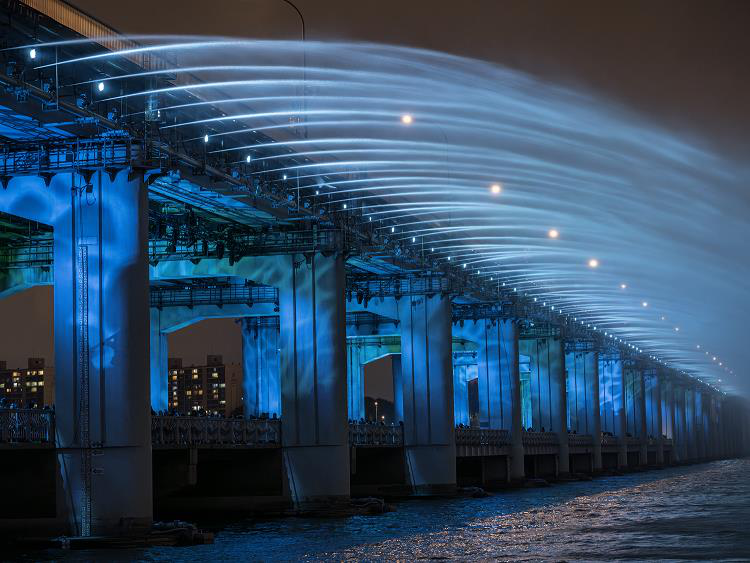 LV 2023早秋女裝大秀在首爾的「潛水橋」封橋舉行。圖／LV提供