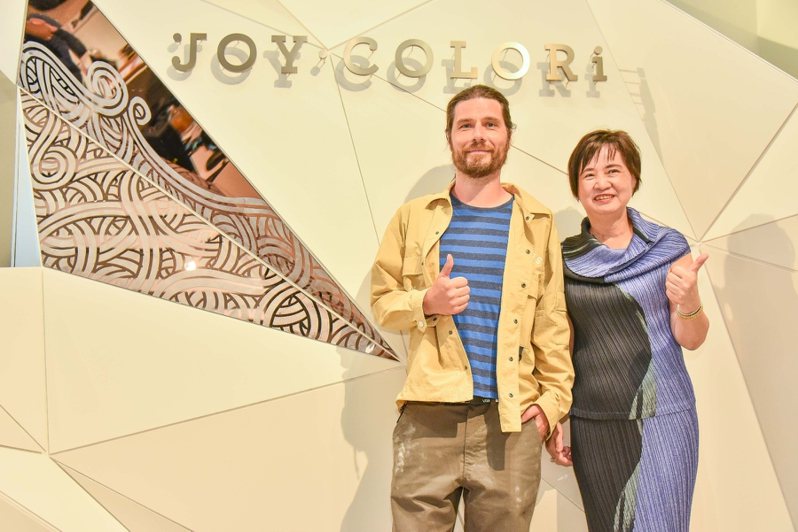 巴黎知名當代藝術家Jordane Saget親臨JOY COLORi，現場即興揮灑。圖／JOY COLORi未來鑽石提供