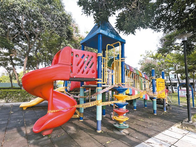 嘉義市湖子內公園的兒童遊戲場遊具尚未備查，市府先拉線圍起來。圖／議員鄭光宏提供