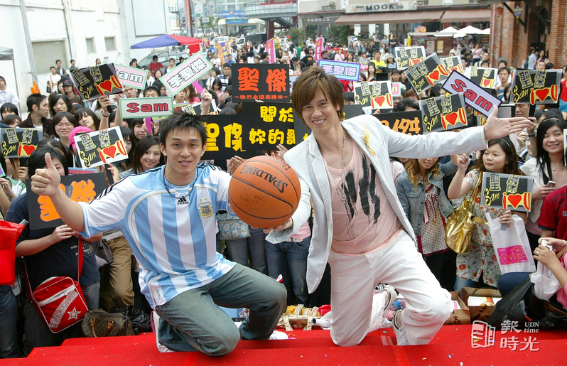 李聖傑（右）預購簽唱會籃球明星楊玉明（左）特來站台。圖／聯合報系資料照（2006/06/03　陳俊吉攝影）