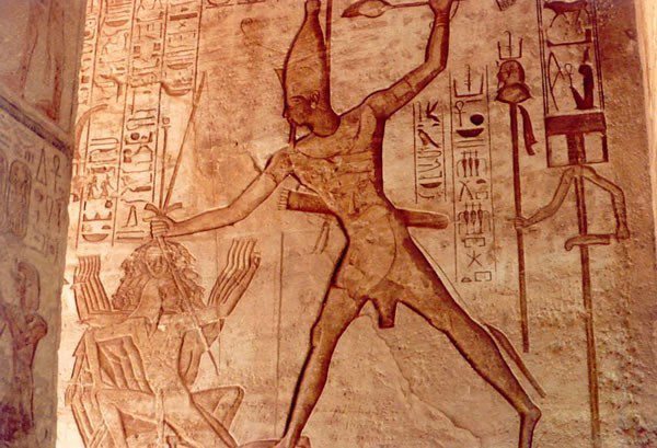 至今發現最早的格鬥術文物紀錄來自西元前11世紀拉美西斯三世神廟埃及浮雕。 圖／W...