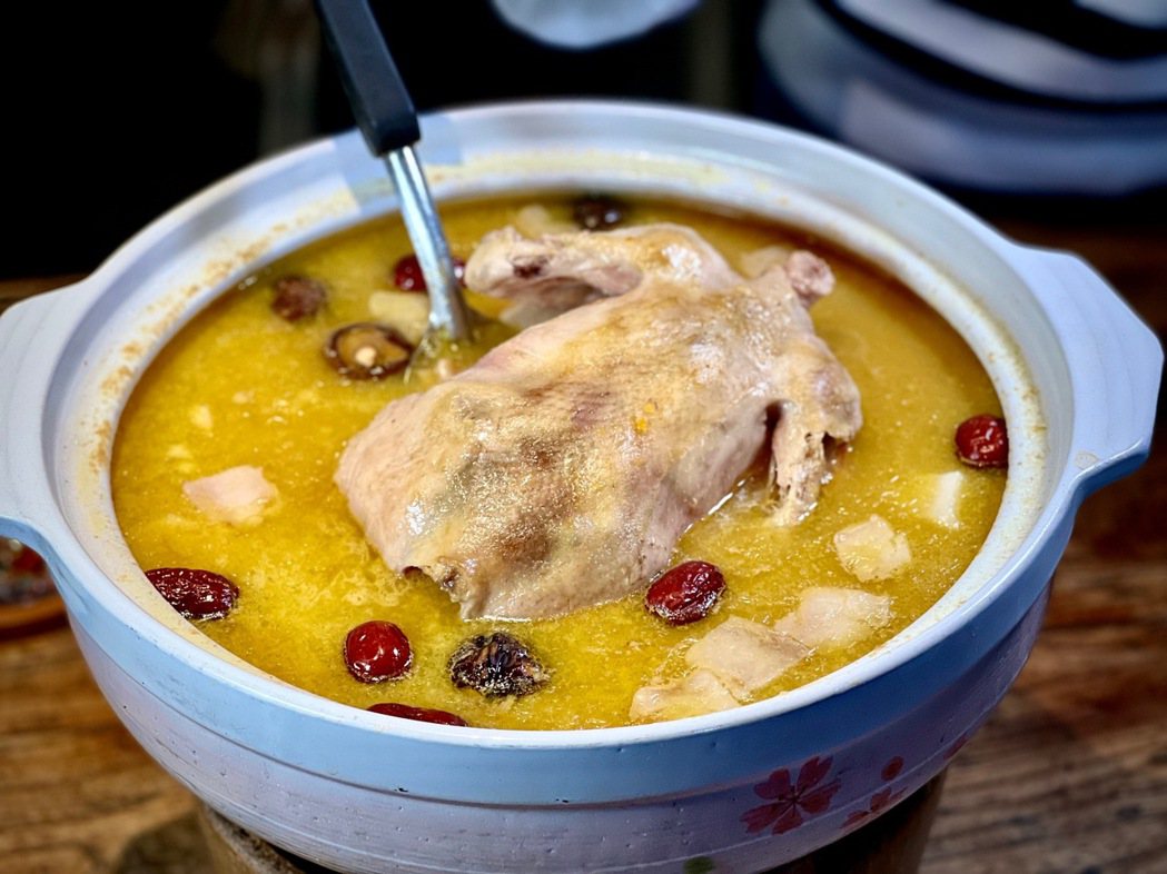 集六隻雞精華於一鍋的「黃金雞湯」，是春韭的招牌菜。 陳志光/攝影