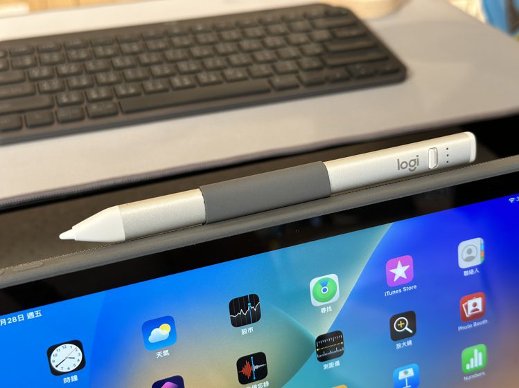Logitech全新iPad鍵盤配件邊框貼心設計有磁性閂鎖可固定iPad並存放Crayon iPad數位筆。記者黃筱晴／攝影