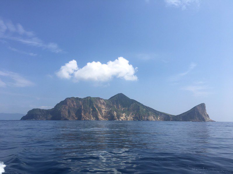 龜山島附近海域將設浮標，讓賞鯨船業者、遊艇、泳客更明確瞭解活動範圍。本報資料照
