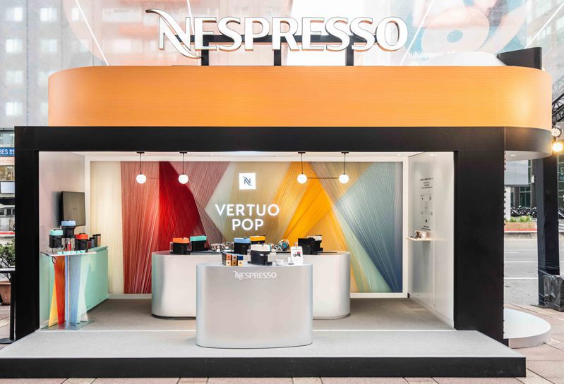 Nespresso打造期間限定全台首座千倍放大版VERTUO POP玩色咖啡快閃店，限時10天在台北信義新光三越A11巡迴。圖／Nespresso提供