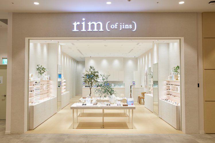 JINS因應不同客群所誕生的rim of jins店型，今年4月更首度跨出海外，...