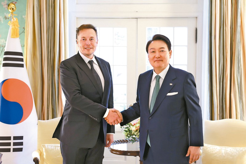 南韓總統尹錫悅與馬斯克會面，尹錫悅表示，如果特斯拉到南韓投資，他們願意提供一條龍服務協助特斯拉建立「千兆工廠」生產電動汽車，甚至合作發展太空產業。路透