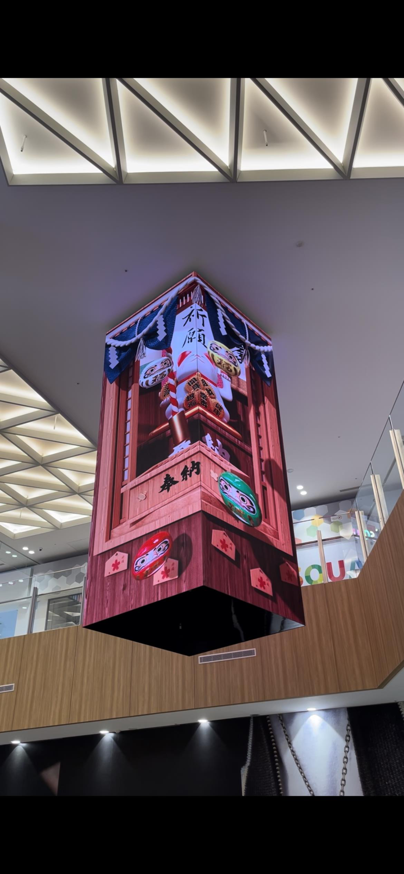 光磊先進專程為Mitsui Shopping Park LaLaport 台中館所客製的高解析度裸視3D顯示屏，其面積約40平方米，構成四面立方柱體的超高清顯示屏，再搭配「Crystalline」為主題的動畫內容。圖／光磊先進提供