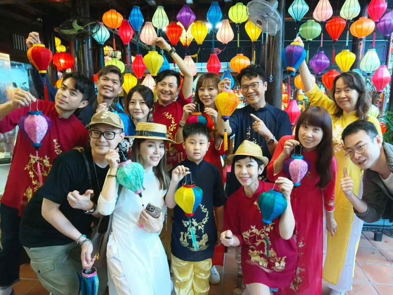 百萬粉絲KOL旅行團日前參加旅遊電商易飛網推出的「峴港美拍輕旅行4日」行程，於會安古鎮DIY燈籠。圖／易飛網提供